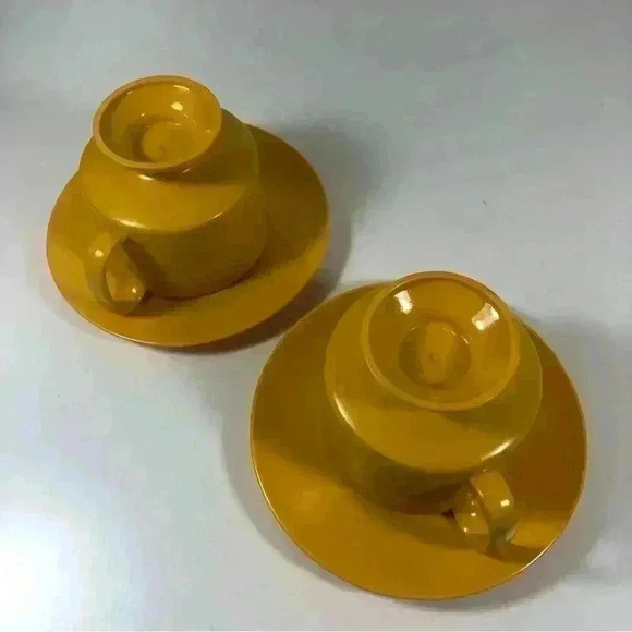 Set of 2 vintage Melamine teacups with saucers in  sunshine yellow - Picture 5 of 7